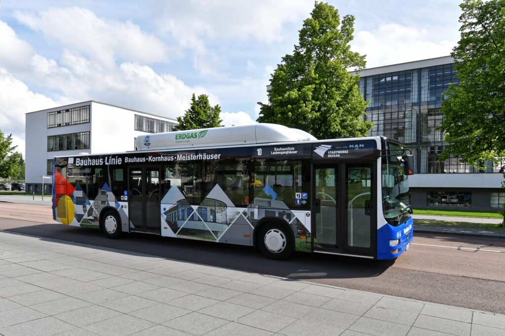 Bauhaus Bus Bauhauslinie vor dem Bauhaus