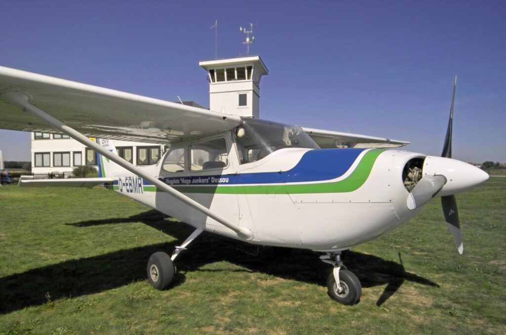 Chessna für dem Flugplatztower