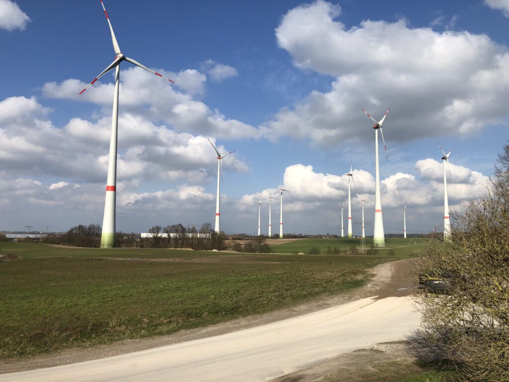 Bürgerwindpark _Schönberg Windkrafträder auf einem Acker