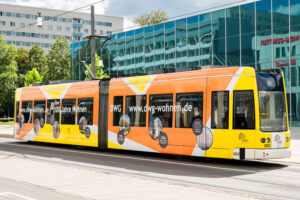 Straßenbahn mit Fahrzeugwerbung DVG