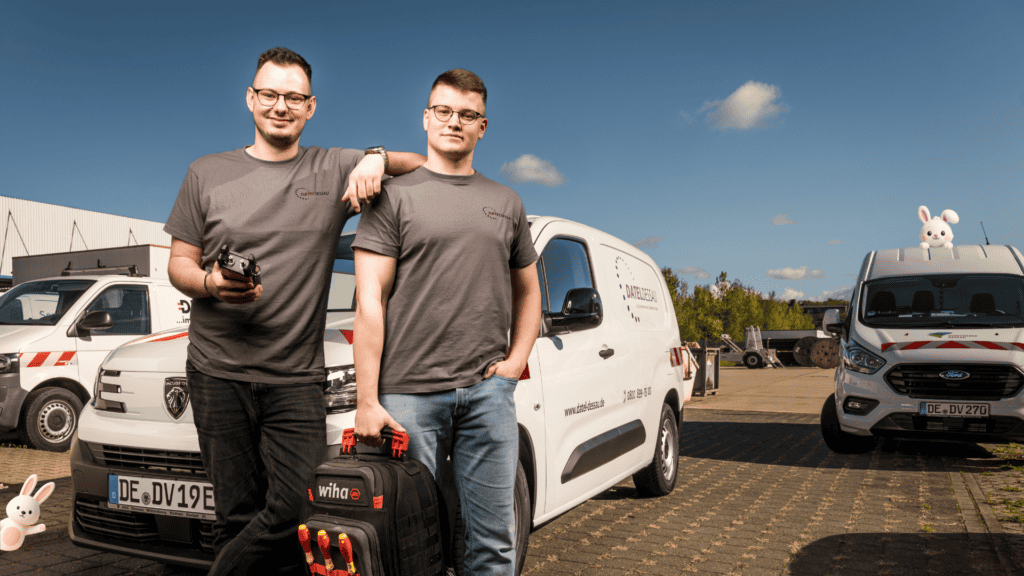 Zwei Kollegen vor einem Techniker-Fahrzeug